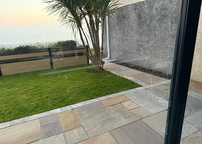 Elegant Room With Sea And Garden View In Swansea City Centre